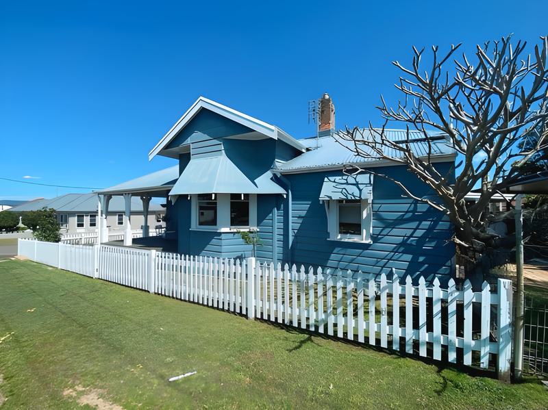 Weatherboard home and picket fence by Andrew Lindner Painting, Newcastle painters