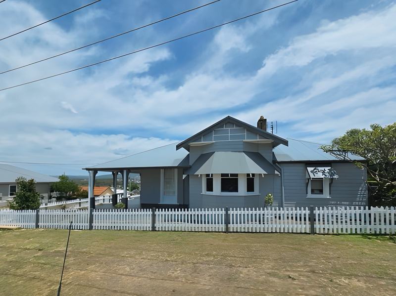Weatherboard home and fence by Andrew Lindner Painting, Newcastle painters