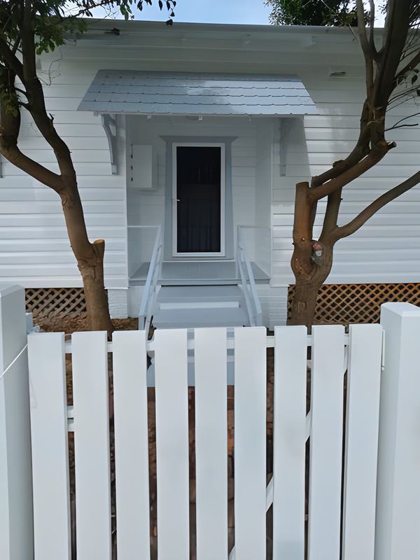 Front entry and picket fence by Andrew Lindner Painting, Newcastle painters